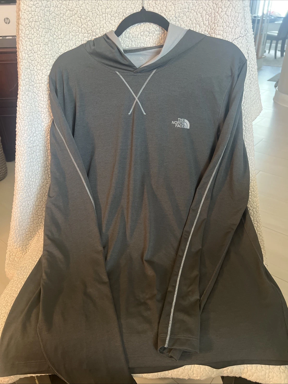 The North Face Men’s Gray Pullover Hooded Long Sleeve Lightweight Jacket
