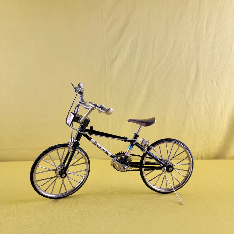 RARO Die-Cast Mini Bicicleta BMX Genial Coleccionable Pedales y Frenos de Mano Trabajo Pata de Cabra Foto 4 de 4