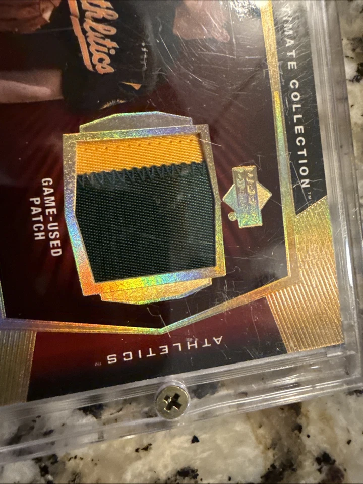 JERSEY BARRY ZITO 2003 UD Ultimate Collection Swatch Oakland A's Gold/25 Foto 3 de 4