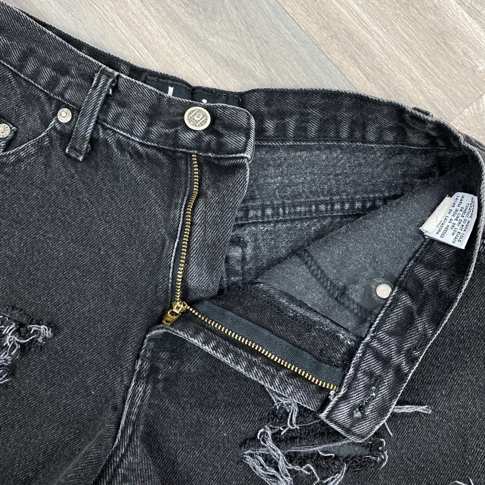 L.E.I. Pantalones cortos de jean de tiro alto Y2K para mujer desgastados negros 9 juniors dobladillo crudo Foto 3 de 4