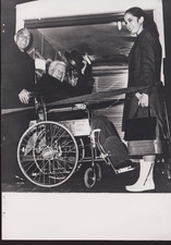 Charlie CHAPLIN PHOTOGRAPHIE ORIGINALE 18*13 avec Joséphine LONDRES 1966