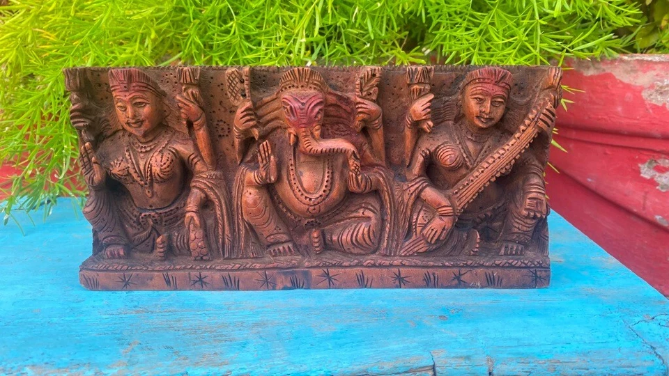 Antiguo panel colgante de pared de madera tallado a mano dios hindú Ganesha Laxmi Saraswati Foto 2 de 4