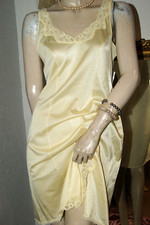 SATIN Nylon Unterkleid Nachtkleid zartgelb Spitze GLANZ sanft und elegant Gr. 40