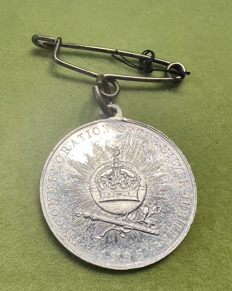 KING GEORGE V QUEEN MARY UK MEDAL 1935 COMMEMORATE SILVER JUBILEE UNITED KINGDOM - Image 2 of 4