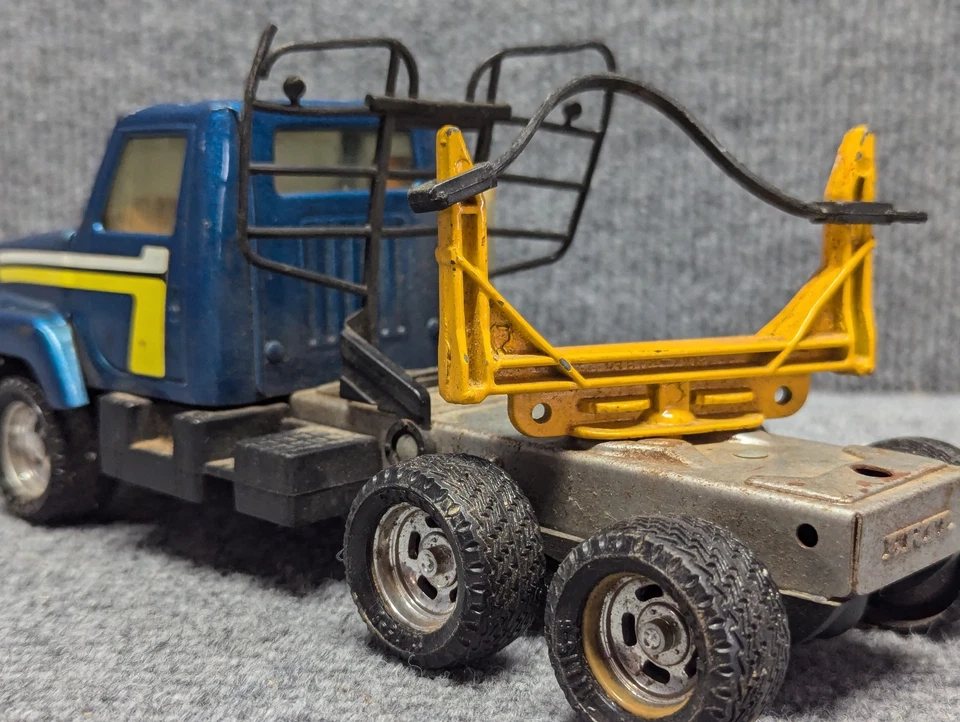 Vintage ERTL International Logging Truck 1:25 Diecast Toy Blue Yellow USA #3605 - Image 3 of 4