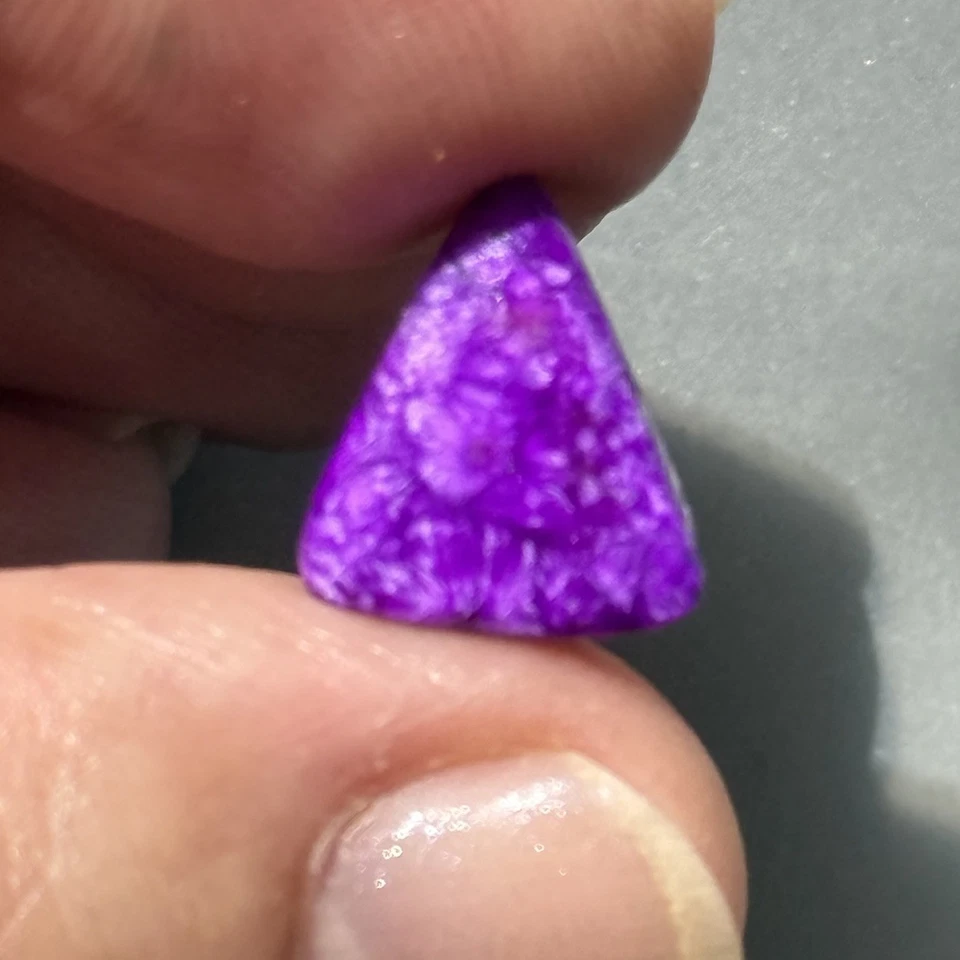 Gema de anillo de cabujón con respaldo de triángulo de sugilita púrpura fino de 6 quilates 13,5 x 11,4 x 4 mm Foto 3 de 4