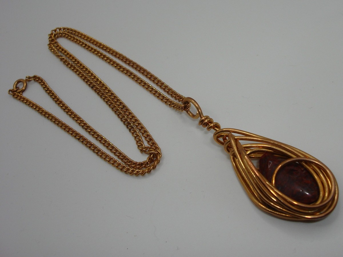 VINTAGE WIRE CAGED POLISHED RED JASPER PENDANT NECKLACE!