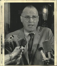 1972 Press Photo Baseball Commissioner Bowie Kuhn at press conference