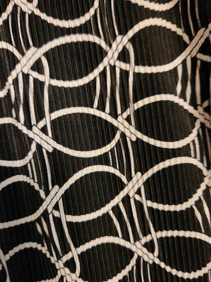 Top ajustado Elementz XL negro/blanco con estampado geométrico para mujer Foto 4 de 4