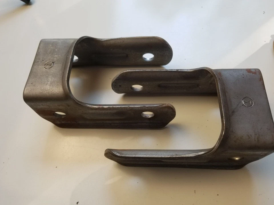 Grilletes de resorte de hoja OEM GM 1445081 (2) serie S Foto 2 de 4