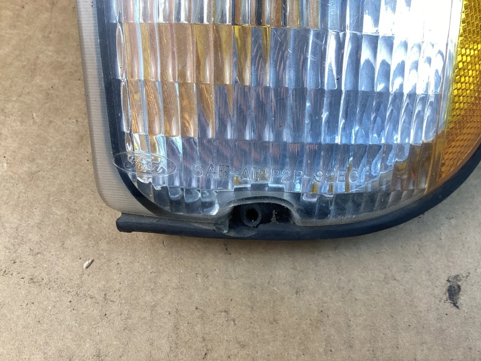 Luz de señal de giro de estacionamiento/esquina del lado izquierdo del conductor Ford E-350 Econoline 1992-2000 Foto 3 de 4
