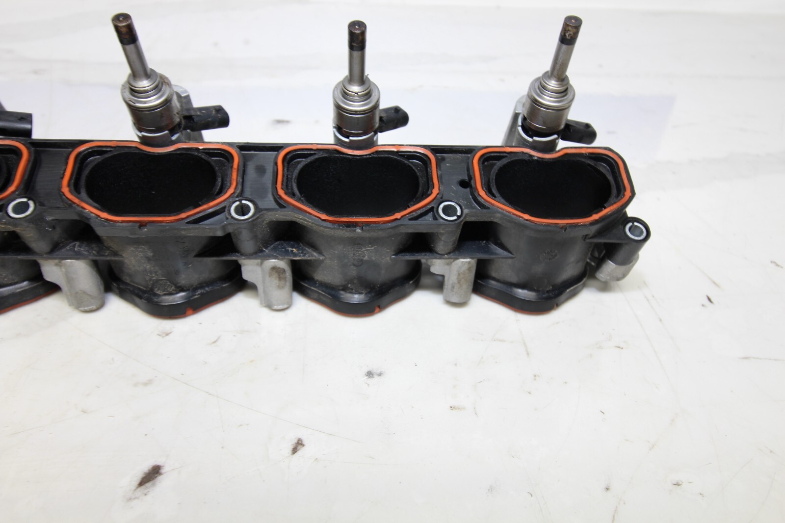 18-21 AUDI R8 OEM V10 5.2L LOWER INTAKE RUNNER PLENUM W/ FUEL RAIL AND INJECTORS