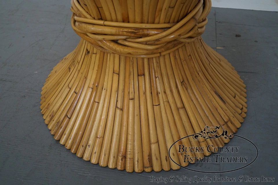 Mesa de centro McGuire Sheaf of Wheat bambú ratán redonda con tapa de vidrio Foto 4 de 4