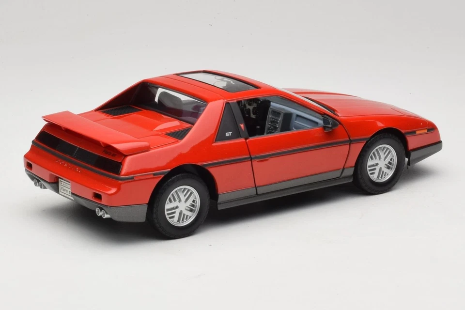 92588 Pontiac Fiero GT Red Road Signature 1:18 - Immagine 3 di 4