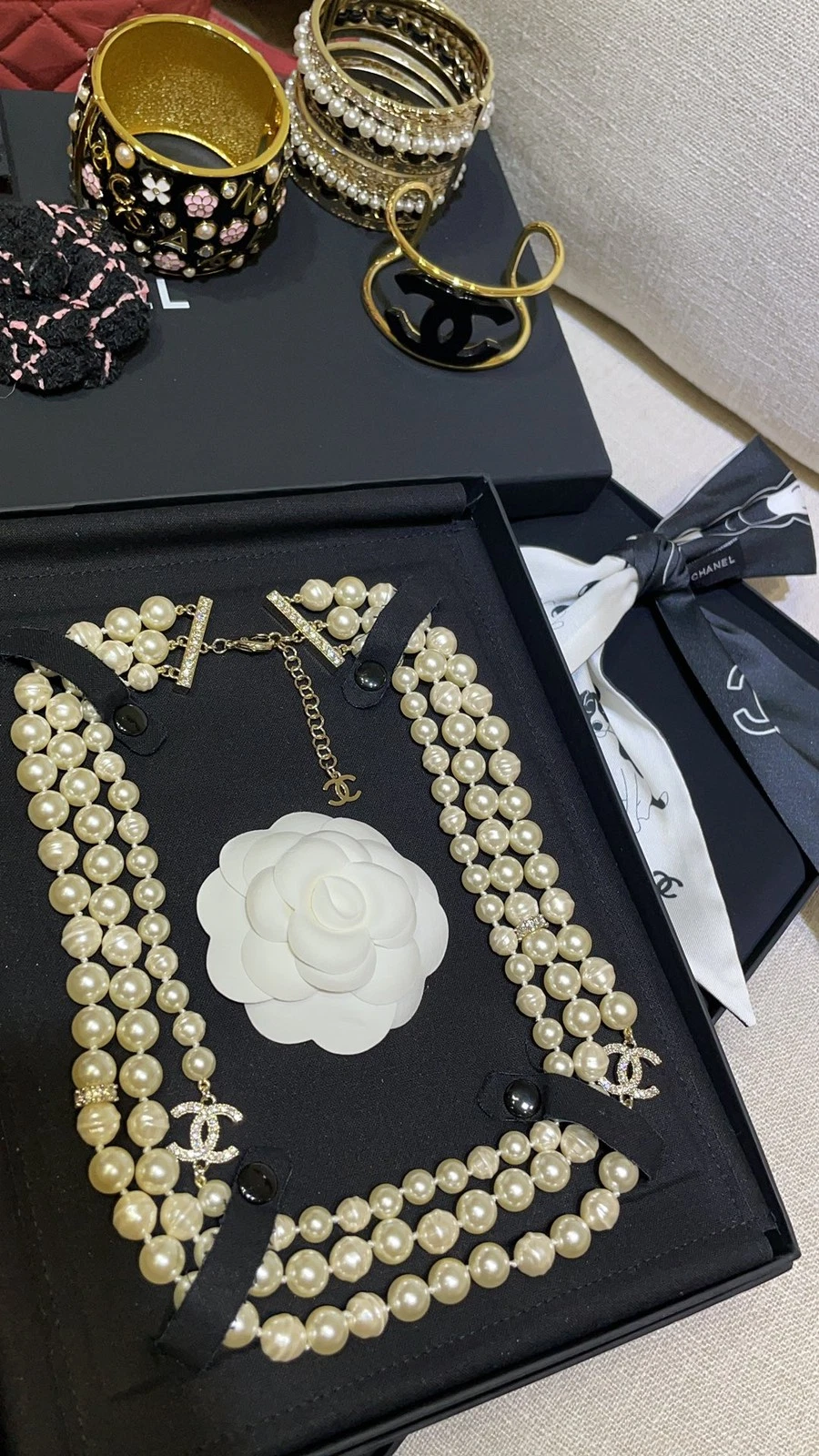 Collana CHANEL Oro Chiaro Ferramenta Tripla Perla Irregolare CCS con Cristallo