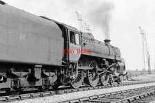 PHOTO  STANDARD CLASS 5 LOCO NO 73117 AT READING WEST CURVE 1967