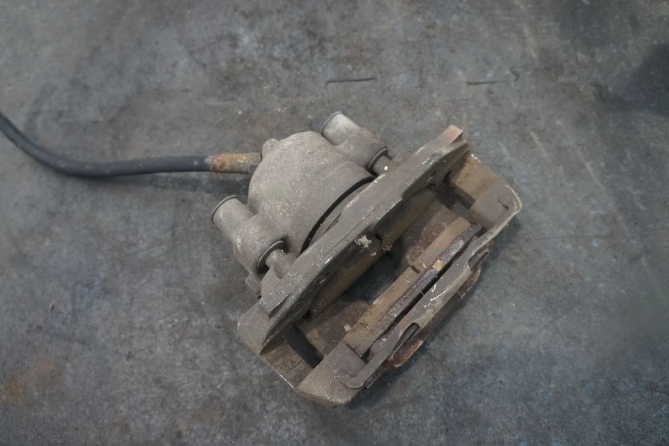 Pinza de freno trasera derecha y soporte OEM Ferrari Mondial 8 1982 Foto 3 de 4