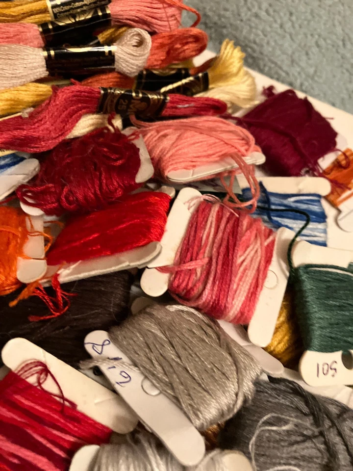 VINTAGE ESTATE LOT OF DMC EMBROIDERY THREAD - Image 3 of 4