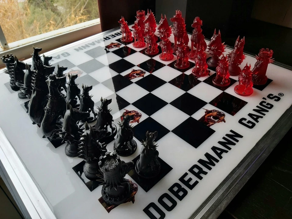 Ajedrez de Dobermann Rojo Traslúcido/Negro - Imagen 1 de 4