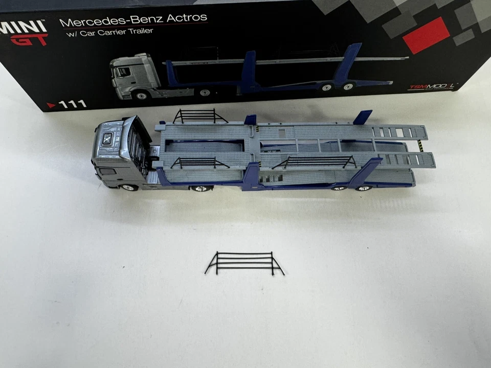 MINI GT 1/64 Mercedes-Benz Actros con remolque portacoches plateado/azul modelo TSM Foto 3 de 4