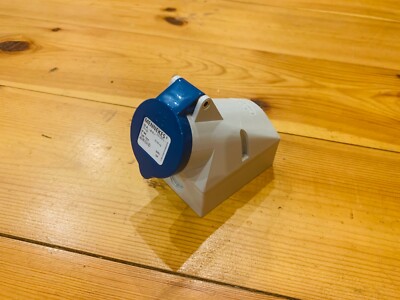 Mennekes 16A 2P+E 250V Wandsteckdose IP44 weiß/blau INDUSTRIE TYP 101