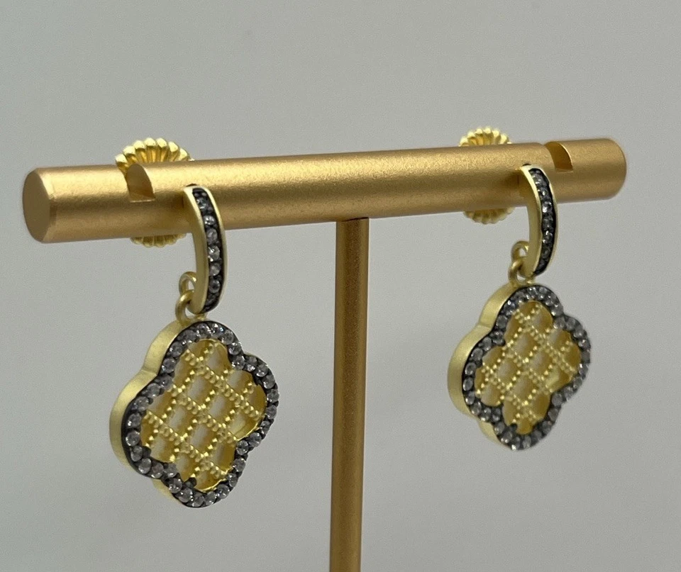 Brincos Freida Rothman madrepérola Brooklyn mosaico cruz trevo NOVO - Imagem 2 de 4