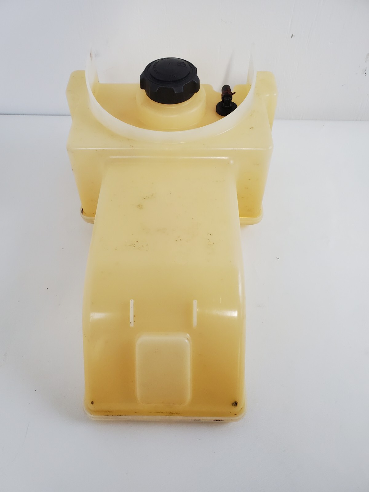 John Deere Fuel Gas Tank GY21876 fits Series L100, D100, Sabre, Scotts