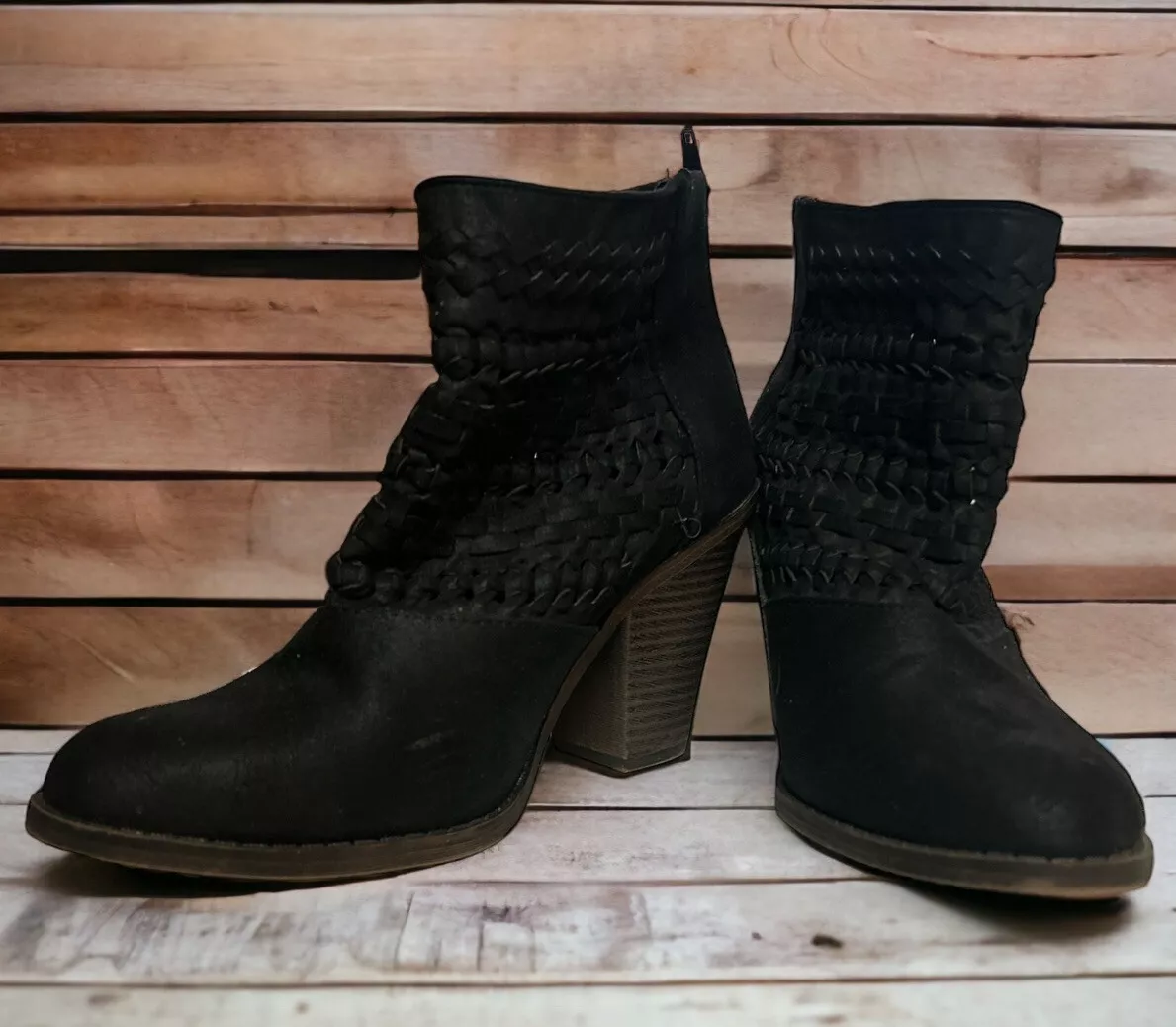 Fergalicious Ankle Boot Wanderer Woven pattern. Size 9M Black back zip