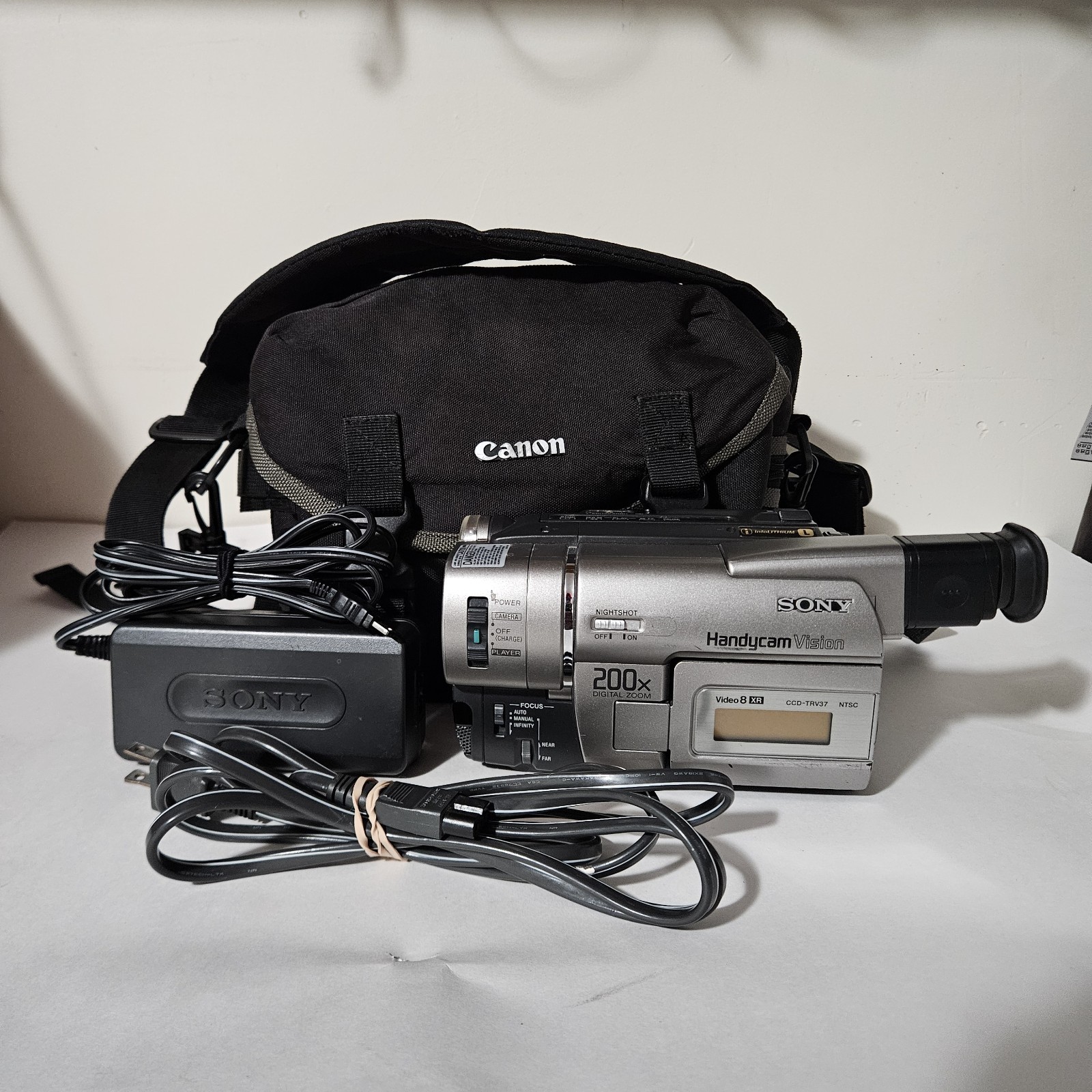 Sony Handycam Vision CCD-TRV37 NTSC Hi8 Camcorder with NightShot *WORKING*