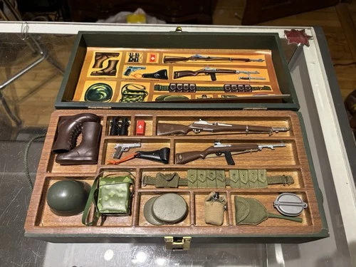 GI JOE 1964 First Issue Foot Locker Complete with accessories