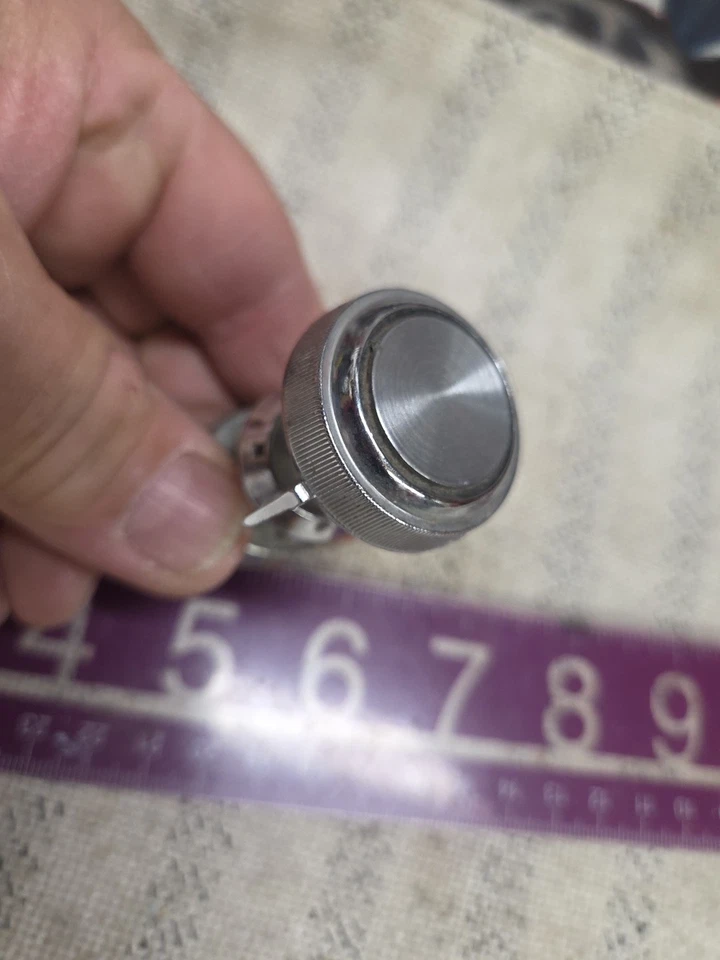 Interruptor desempañador trasero original Delco Remy Oldsmobile 1967 Toronado Foto 2 de 4