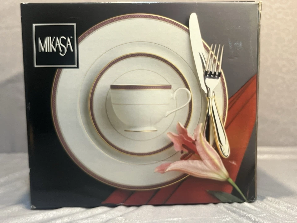 Nuevo Juego de Cena Mikasa “Ashton” 20 Piezas Retirado Vintage Borgoña y Oro Como Nuevo Foto 2 de 4