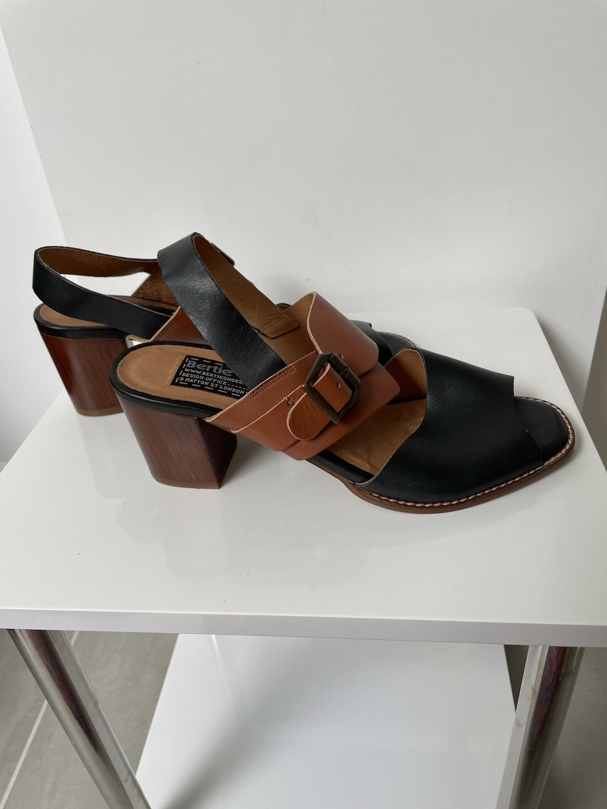 APL Bertie taglia 6 sandalo nero e marrone pelle tacco scarpe indossato una volta e immacolato