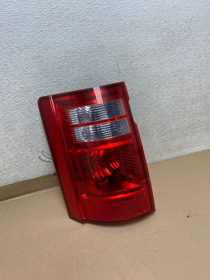 Lanterna traseira lateral esquerda Dodge Grand Caravan 2008 a 2010 fabricante de equipamento original U0874 DW - Imagem 3 de 4