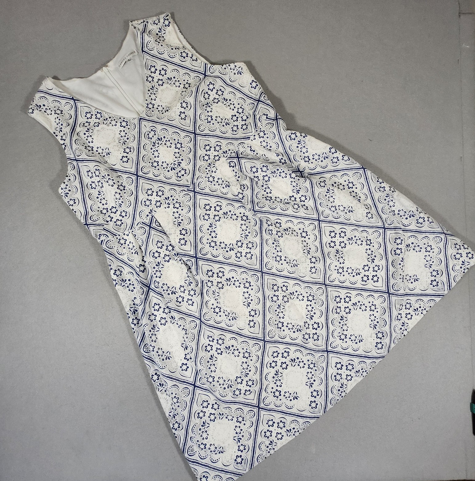 Sandra Darren Blue and White floral sleeveless fit-and-flare lace dress Size 16