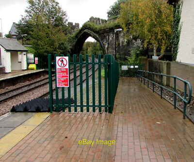 Foto 6x4 Ausstiegsweg vom Bahnsteig 2, Conwy Bahnhof Conwy Stadtmauer sind i c2019