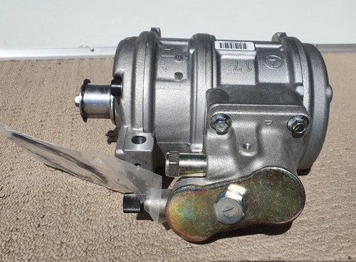 1990-1995 Chevrolet Corvette ZR-1 Air Conditioning Compressor - Picture 6 of 8