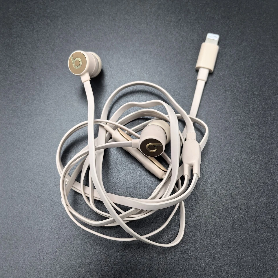 Auriculares internos Beats by Dr. Dre UrBeats3 con cable oro satinado relámpago Foto 2 de 4