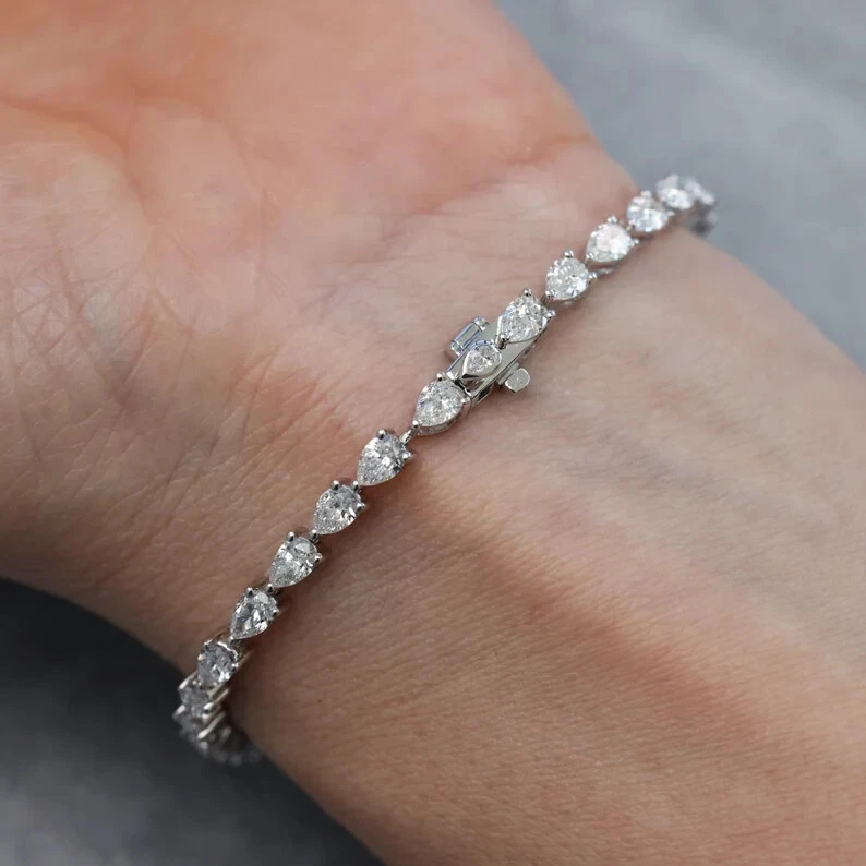 Brazalete de tenis para mujer de diamantes simulados talla pera de 6,50 quilates enchapado en oro blanco de 14 quilates Foto 3 de 4
