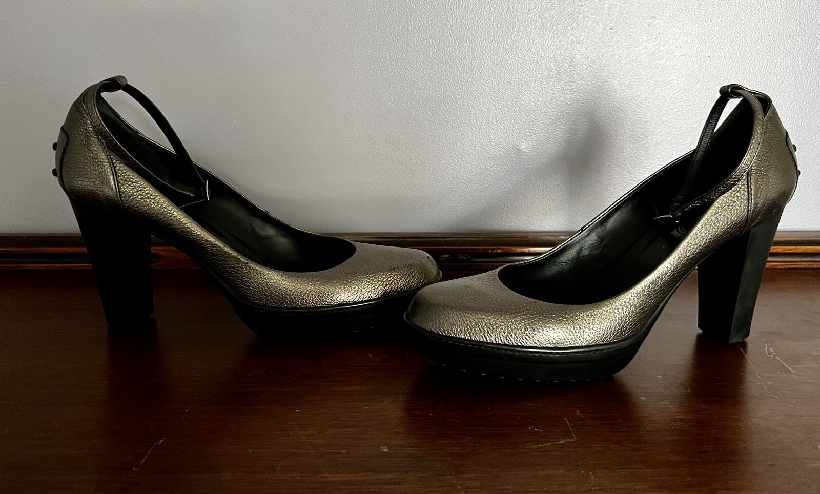 TOD'S Italy Metallic  Silver Ankle Strap Pumps Size 39 / US 9 image 3