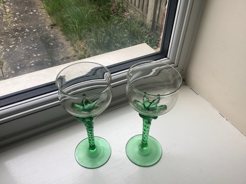 Vintage Pair Of Art Glass Emerald Green Twisted Stemmed Cordial/Liqueur Glasses - Picture 3 of 3