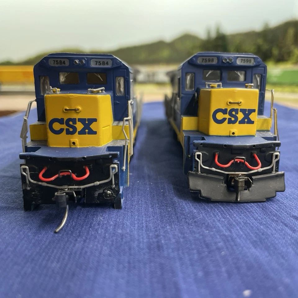 Two HO Scale CSX Bachman Spectrum C40-8 Standard Cab DC Locomotives - Image 3 of 4