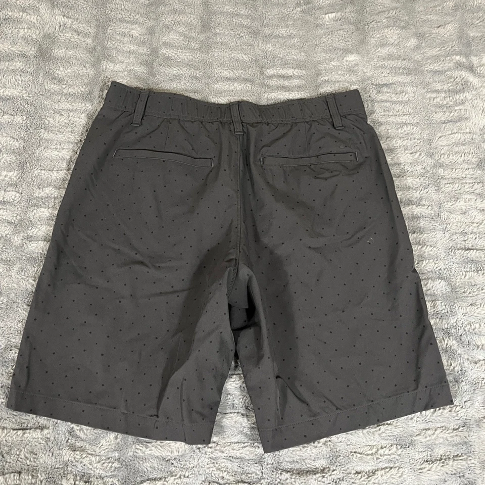 Pantalones cortos de golf Under Armour para hombre talla 34 gris oscuro lunares frente plano poliéster Foto 2 de 4