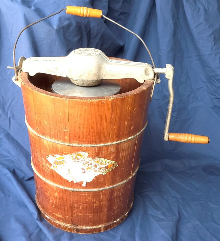 VTG White Mountain Ice Cream Maker Freezer Hand Crank Wooden Bucket 4qt