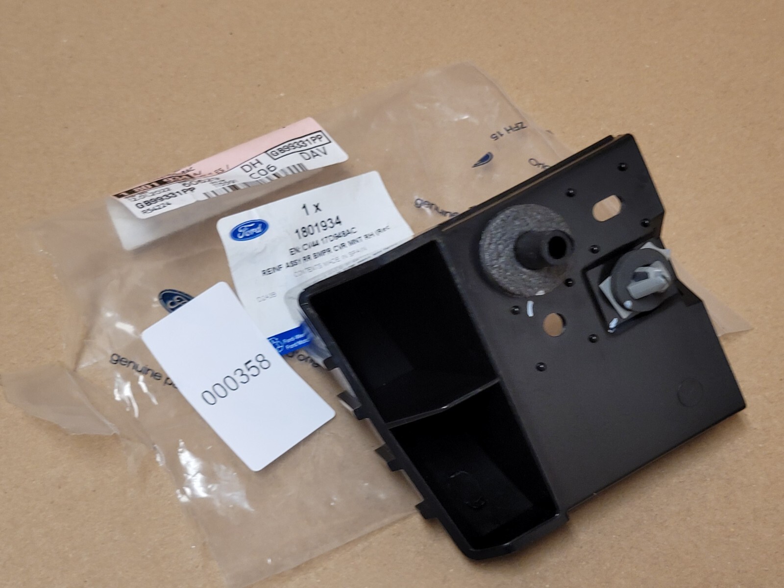 Genuine Ford Kuga Mk2 O/s Rear Body Coloured Bumper Mounting  