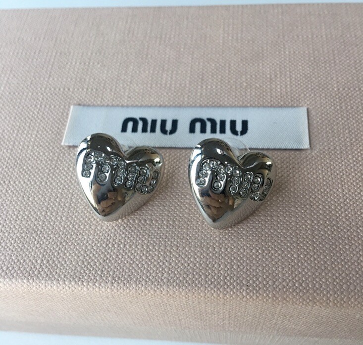 MIU MIU ゴールドビーズヘアバンド Miu Miu // Pink & Gold Patent Leather Headband – VSP Consignment