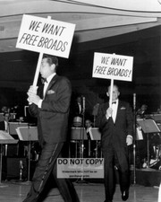 DEAN MARTIN FRANK SINATRA RAT PACK DEMANDING "FREE BROADS" 8X10 PHOTO (DA-403)