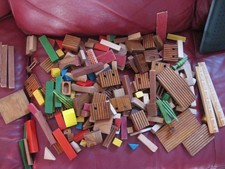 1 Kiste alte Holzbausteine + Fortteile aus DDR Zeit VINTAGE Ostalgie