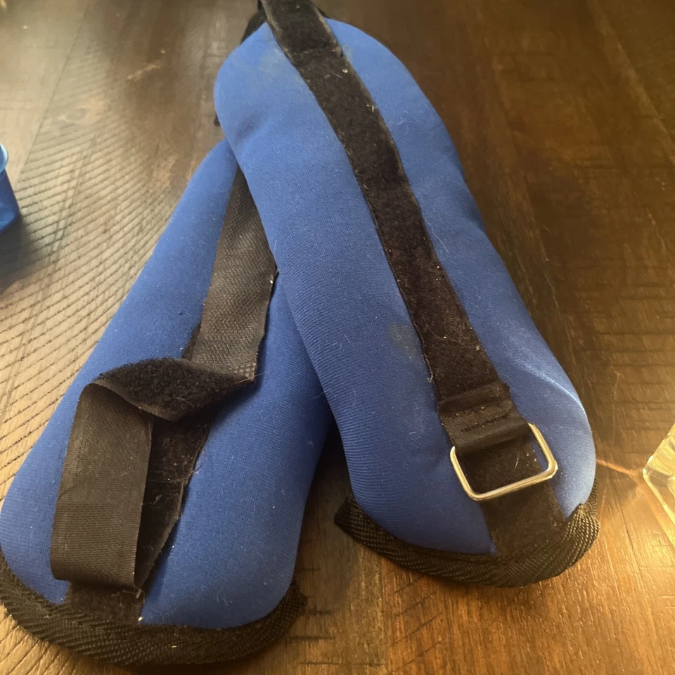Versátil par de pesas de neopreno para tobillo/muñeca de 2,5 lb con correa ajustable Foto 2 de 3