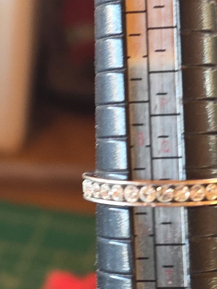 Anillo Eternidad Banda Fina Tono Plateado Estrás Canal Talla 8.5 Nuevo Sin Etiquetas Foto 4 de 4